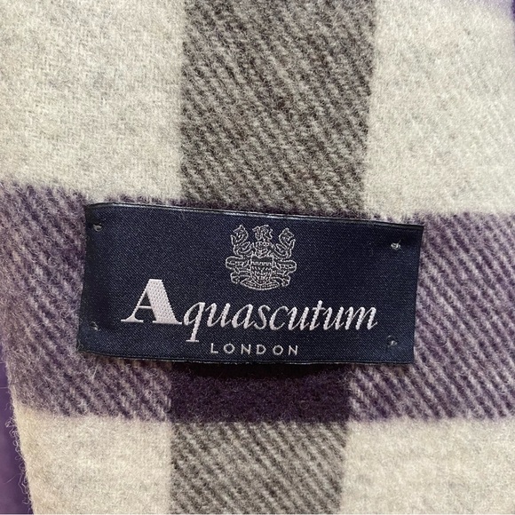 Aquascutum wool cashmere fringed scarf. Unisex - Picture 2 of 6